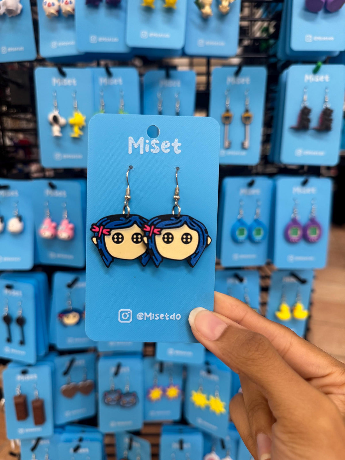 Aretes Niña Exploradora de Pelo Azul